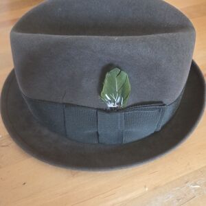 VINTAGE BROWN Fedora with Green Feather Trim. LEATHER headband With Original Box